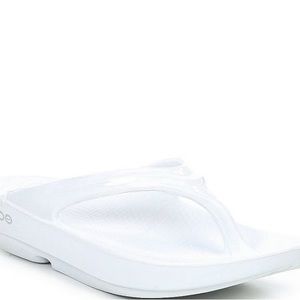 Brand new with tags, never worn, women’s Oolala white flip-flops size 7